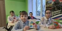 Школьники поздравили пожилых лужанок с 8 Марта - Газета Лужская правда
